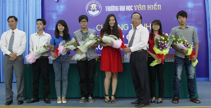 <a href="http://vhu.edu.vn/chi-tiet/Chiec-Cau-Noi-Giua-Nha-Truong-Va-Sinh-Vien/456.html"><h2>Chiếc cầu nối giữa Nhà trường và sinh viên</h2>
<p>Sáng ngày 12/1/2014, tại hội trường 1004A đã diễn ra buổi giao lưu, gặp gỡ giữa sinh viên và lãnh đạo nhà trường ĐH Văn Hiến với sự hưởng ứng tham gia nhiệt tình của đông đảo gần 400 sinh viên.</p> </a>