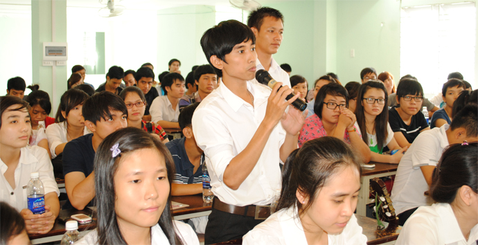 <a href="http://vhu.edu.vn/chi-tiet/Kenh-Doi-Thoai-Giua-Sinh-Vien-Va-Lanh-Dao-Nha-Truong/327.html"><h2>Kênh đối thoại giữa sinh viên và Nhà trường</h2>
<p>Để việc đối thoại giữa Ban Giám hiệu và sinh viên được thuận lợi, nay nhà trường cung cấp các kênh thông tin giúp sinh viên có thể phản ánh những vấn đề về lịch thi, lịch học, chất lượng cơ sở vật chất, các dịch vụ cung ứng cho sinh viên,…như sau:</p> </a>