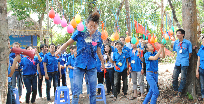 <a href="http://vhu.edu.vn/chi-tiet/Gap-Mat-Can-Bo-Doan---Hoi---Doi---Nhom/359.html"><h2>Gặp mặt Cán bộ Đoàn - Hội - Đội - Nhóm</h2>
<p>Ban Thường vụ Đoàn trường tổ chức họp mặt giao lưu cán bộ Đoàn, chủ nhiệm các CLB, đội trưởng/ nhóm trưởng các nhóm các trường Trung học phổ thông là sinh viên khóa 2013.</p> </a>