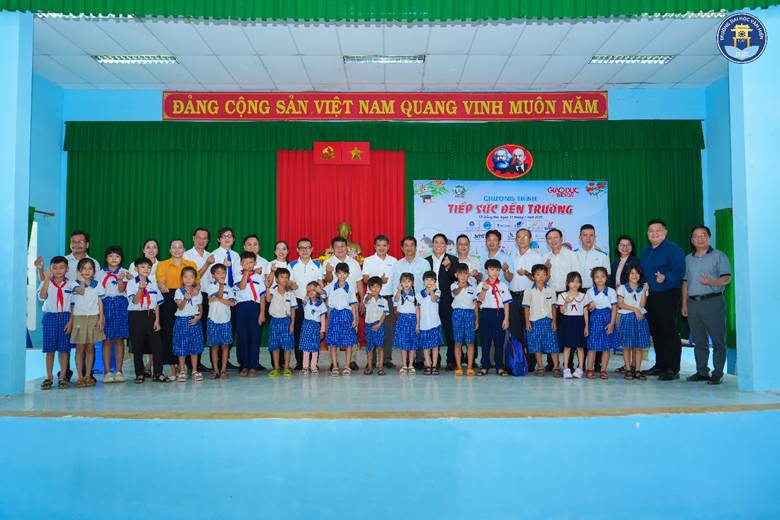 Trường Đại học Văn Hiến đồng hành “Tiếp sức đến trường” cho 200 học sinh có hoàn cảnh khó khăn tại Đồng Nai