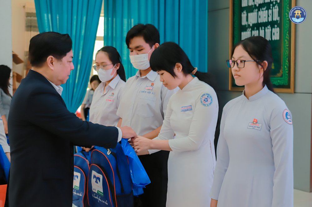 Trường Đại học Văn Hiến đồng hành cùng Báo Giáo dục và Thời đại trao học bổng “Tiếp sức tới trường” tại Tây Ninh