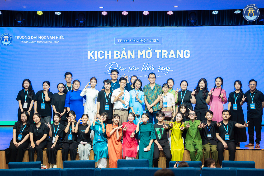 Kịch bản mở trang - Đèn sân khấu rạng: Sinh viên Văn Hiến trải nghiệm thực tiễn, định hướng nghề nghiệp qua hoạt động báo cáo chuyên đề